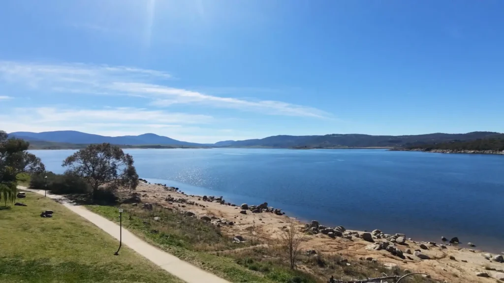 Snowy Mountains Tour Accommodation | Life of Riley Tours 4 accommodation lake jindabyne view