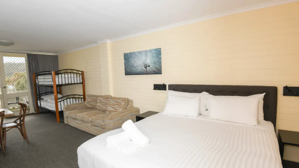 Snowy Mountains Tour Accommodation | Life of Riley Tours 2 home gallery 07 lakefront guest room